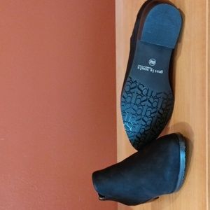 Gentle Souls by Kenneth Cole, 6M Women's Neptune black suede Chelsea booties